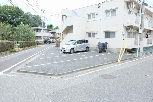 メゾンカワクボの駐車場