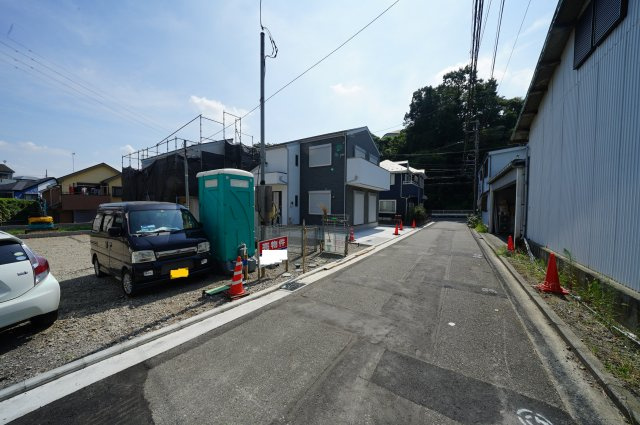 上星川駅から平坦徒歩９分！ＬＤＫ１８．４帖の４ＬＤＫ。カースペース２台♪保土ヶ谷区坂本町　全５棟新築戸建の前面道路含む現地写真|前面道路は南西側幅員約4.5メートルで、駐車もラクラクです。