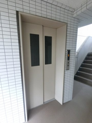 【その他共用部分】 | リブゼ横浜プリズムコート | お買い物時やベビーカーの出し入れに便利なエレベーター付。