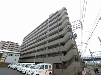 【外観】 | JR・私鉄各線「横浜」駅徒歩17分、相鉄線「平沼橋」駅徒歩4分、京急本線「戸部」駅徒歩7分。
通勤時間の短縮でご家族と過ごす時間を増やす事が出来ます。