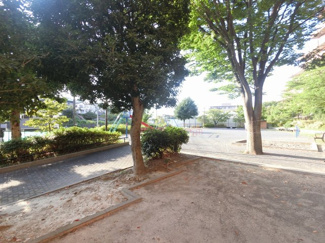 【周辺】 | 公園が隣接しておりお子様と一緒に遊ぶ事が出来ます。