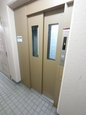 【その他共用部分】 | ライオンズマンション吉野町第12 | お買い物時やベビーカーの出し入れに便利なエレベーター付。