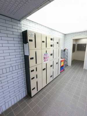 【その他共用部分】 | アンバサダー横浜松見町 | 不在時にもお荷物が受け取れる宅配ボックスです。