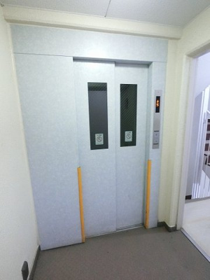 【その他共用部分】 | アンバサダー横浜松見町 | お買い物時やベビーカーの出し入れに便利なエレベーター付