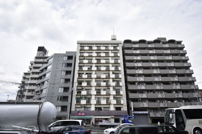 【外観】 | サンライフ西横浜 | 1階にスーパーがあり買物便利。ベビーカーの出しいれに便利なエレベーター付。
対面キッチン採用、家族との会話も弾みます。