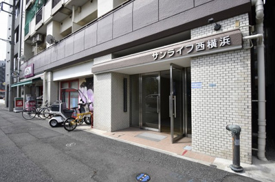 【エントランス】 | サンライフ西横浜 | 相鉄線「西横浜」駅徒歩6分、京急本線「戸部」駅徒歩9分、相鉄本線「平沼橋」駅」徒歩9分。
忙しい朝が助かる立地、暮らしにゆとりが生まれます。
