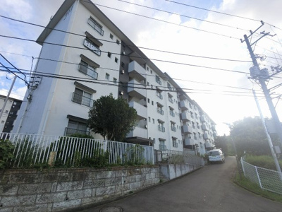【外観】 | 片倉台団地３街区１１号棟 | 横浜市営地下鉄ブルーライン「片倉町」駅徒歩6分と好立地。
忙しい朝が助かる立地、暮らしにゆとりが生まれます。