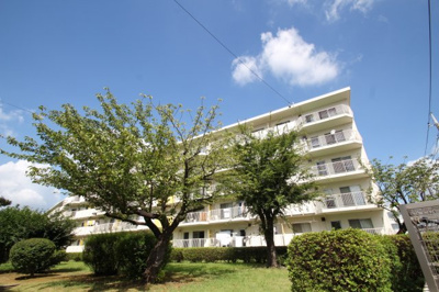 【外観】 | 海老名プラーザ20号棟1階　2ＬＤＫリフォーム住みマンション【仲介手数料無料】 | 明るい光と心地よい風が通る南向きバルコニー