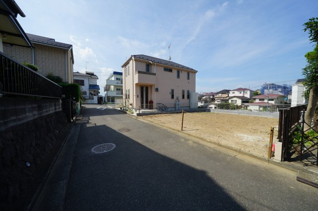 全居室南向き！ＬＤＫ１８．３帖の３ＬＤＫ。カースペース２台♪保土ヶ谷区法泉1丁目　新築戸建の前面道路含む現地写真|周辺は落ち着いた雰囲気の住宅街です。
