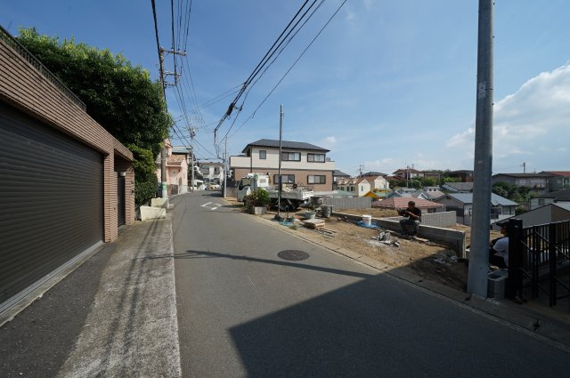 保土ヶ谷駅徒歩圏の閑静な住宅街！リビングイン階段仕様の４ＬＤＫ♪保土ヶ谷区霞台　全３棟新築戸建の前面道路含む現地写真|分譲地の一角につき、落ち着いた環境の中でお住まいいただけます。
