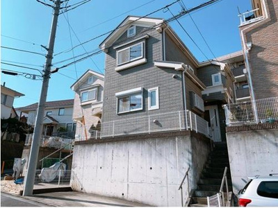 【外観】 | 藤沢市立石１丁目　戸建 | ・モダンでおしゃれな外観は、“帰宅するのが楽しみでしょうがない！！”と思えるほどのたたずまいです。夜は窓から暖かな明かりが漏れる素敵な空間となります。