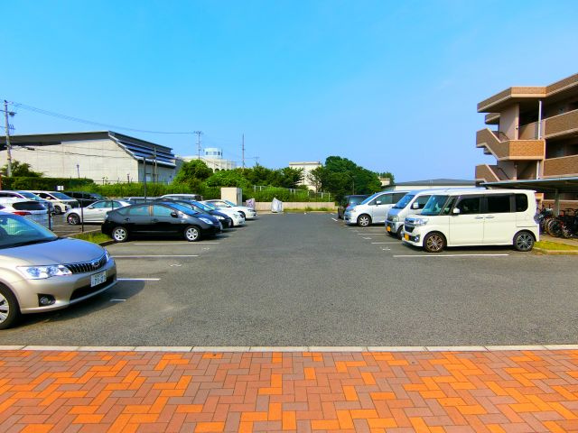 ラフォレグラースの駐車場