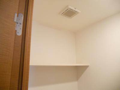 ヒーリングタワー七条大宮の内装|トイレ上部棚