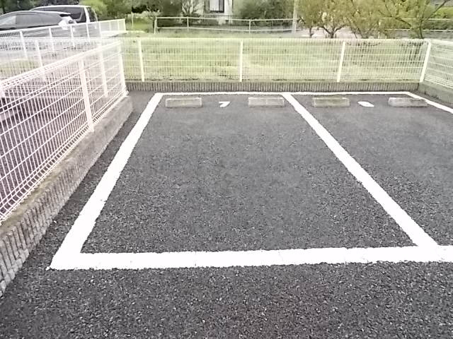 ピュアクエストの駐車場