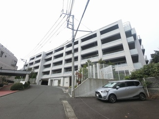 【外観】 | バルコニーのある住戸東側は遮蔽建物がなく日当たり・通風良好、
横浜市所有の山林があり緑が望め住環境良好です。