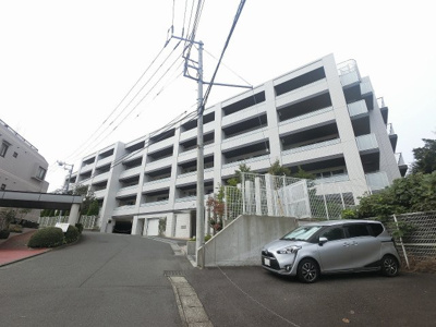 【外観】 | プレミスト上大岡 | バルコニーのある住戸東側は遮蔽建物がなく日当たり・通風良好、
横浜市所有の山林があり緑が望め住環境良好です。