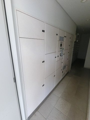 【その他共用部分】 | プレミスト上大岡 | 不在時にもお荷物が受け取れる宅配ボックスです。