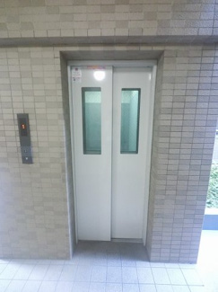 【その他共用部分】 | お買い物時やベビーカーの出し入れに便利なエレベーター付。