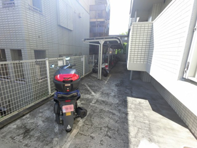 【その他共用部分】 | クリオ西谷伍番館 | バイク置場です。区画整理されてスッキリしています。