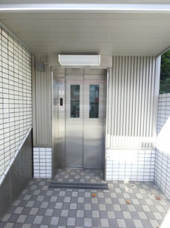 【その他共用部分】 | 外のエレベーターです。エントランスまでお使いいただけます。