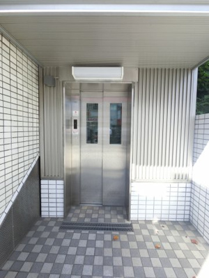 【その他共用部分】 | クリオ西谷伍番館 | 外のエレベーターです。エントランスまでお使いいただけます。
