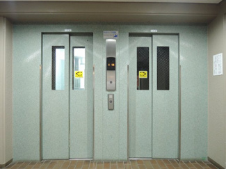 【その他共用部分】 | お買い物時やベビーカーの出し入れに便利なエレベーター付
混雑時にも便利なエレベーター2基付です。