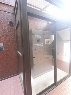 【その他共用部分】 | 宅配ボックス付きのマンションです。
ご不在時にも荷物が受け取れるので大変便利です。