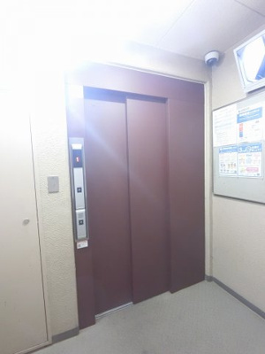 【その他共用部分】 | コープ野村東六郷 | お買い物時やベビーカーの出し入れに便利なエレベーター付