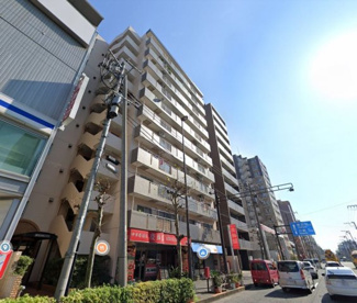 【外観】 | 京急本線「大森町」駅徒歩3分！駅近ならではの便利な住環境も魅力的です。
追炊き・浴室乾燥機付。家族と会話が弾む対面キッチン採用。