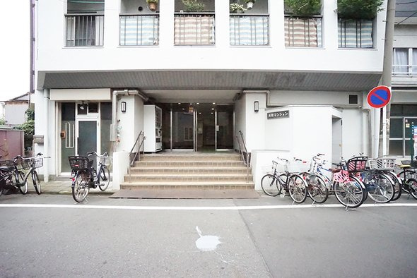 共和マンション　（川崎区池田1丁目）のエントランス|毎日通るエントランスはこのようになっています