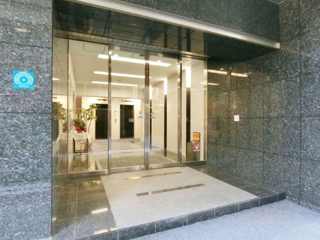 司ビルディングのエントランス