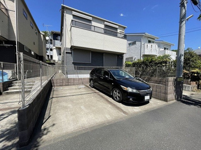 【駐車場】 | ラルーチェB | いつでも目の届く敷地内に駐車場があります♪お車をお持ちのファミリーさんにオススメです☆