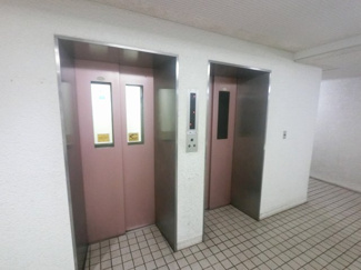【その他共用部分】 | お買い物時やベビーカーの出し入れに便利なエレベーター付
混雑時にも便利なエレベーター4基付です。
