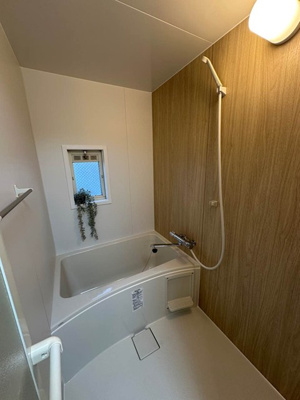 【浴室】 | ノアズ・アークB | 清潔感のある浴室です♪窓があるので湿気対策OK！ゆったりお風呂に浸かって一日の疲れもすっきりリフレッシュできますね☆