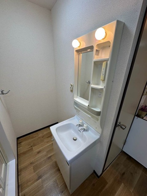 【洗面所】 | ノアズ・アークB | ファミリータイプには必ず欲しい独立洗面台付きで朝の準備もらくらく♪お化粧するときに大活躍ですね！