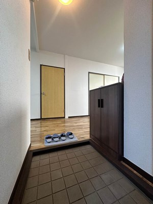 【玄関】 | ノアズ・アークB | 玄関から室内への景観です！玄関を入るとすぐにリビングダイニングキッチンがあります☆