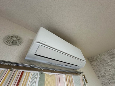 【設備】 | ノアズ・アークB | リビングダイニングキッチンと洋室6帖のお部屋には暑い夏や寒い冬に大活躍のエアコン付きです☆冷暖房完備で1年中快適に過ごせます♪