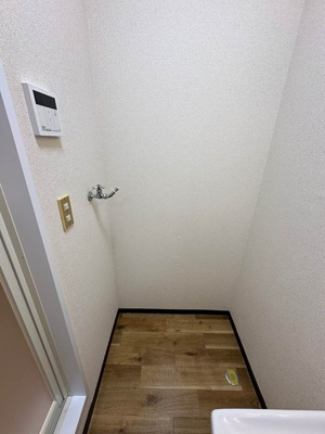 【設備】 | ノアズ・アークB | 独立洗面台横にある室内洗濯機置き場です♪室内に置けるので洗濯機が傷みにくい☆