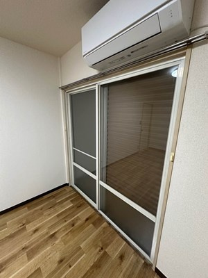 【セキュリティ】 | ノアズ・アークB | 雨戸付きなので夜やお出かけ時も安心です！雨戸は冬場の寒さ対策にもなります◎