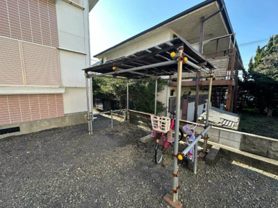 【その他共用部分】 | ノアズ・アークB | 屋根付きの駐輪場で雨が降っても大切な自転車が濡れなくてすみますね♪駅まで自転車もおすすめです！