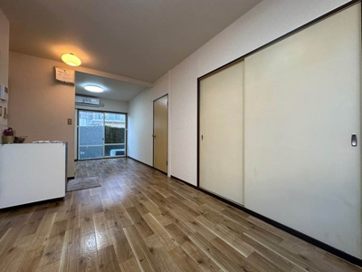 【居間・リビング】 | ノアズ・アークB | 南向きリビングダイニングキッチン10帖☆二面採光のお部屋は陽当たり・風通し良好♪エアコン付きで1年中快適に過ごせますね☆