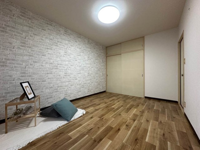 【寝室】 | ノアズ・アークB | 南向き洋室6帖☆収納スペースがあります♪荷物をたっぷり収納できてお部屋がすっきり片付きます☆