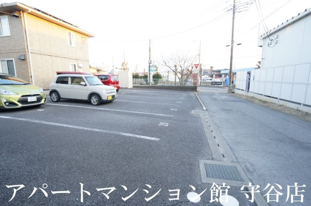 ハイツ・クレール坂東Bの駐車場