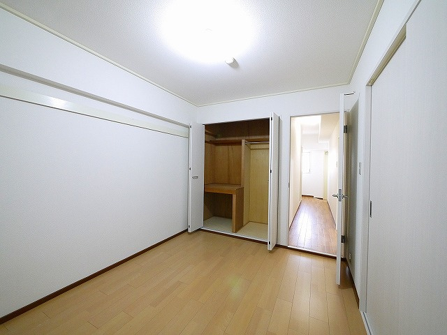 SSKビルの寝室|明るい洋室です