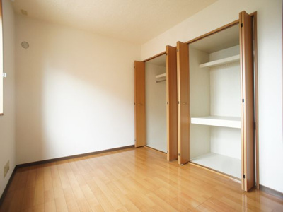 【寝室】 | ラフォーレ・ポワールⅢ | お部屋が広く使える充実収納付きです♪