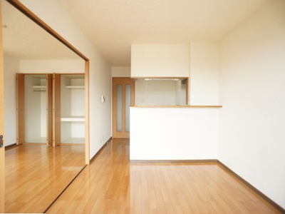 【居間・リビング】 | ラフォーレ・ポワールⅢ | 会話をしながらお料理できる対面キッチンです♪