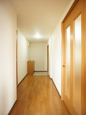 【玄関】 | ラフォーレ・ポワールⅢ | 玄関がスッキリするシューズボックスがあります。