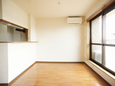 【居間・リビング】 | ラフォーレ・ポワールⅢ | 快適に過ごせるエアコンが付いています♪