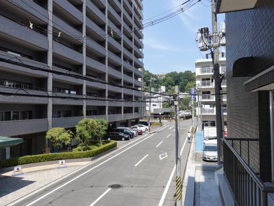 【展望】 | コーポサンシティ光町 | バルコニーからは少しですが爽快な青空と、木々の新緑を望むことができます。