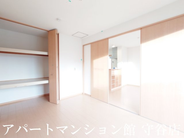 リビングタウン陽光台Aの寝室|反転です